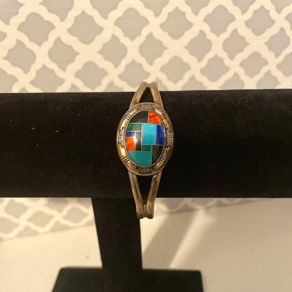 A vintage jewelry set includes, earrings, brackets and a ring. - Picture 2 of 2